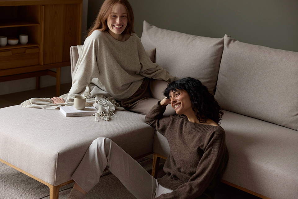 Freunde auf grauem Sofa