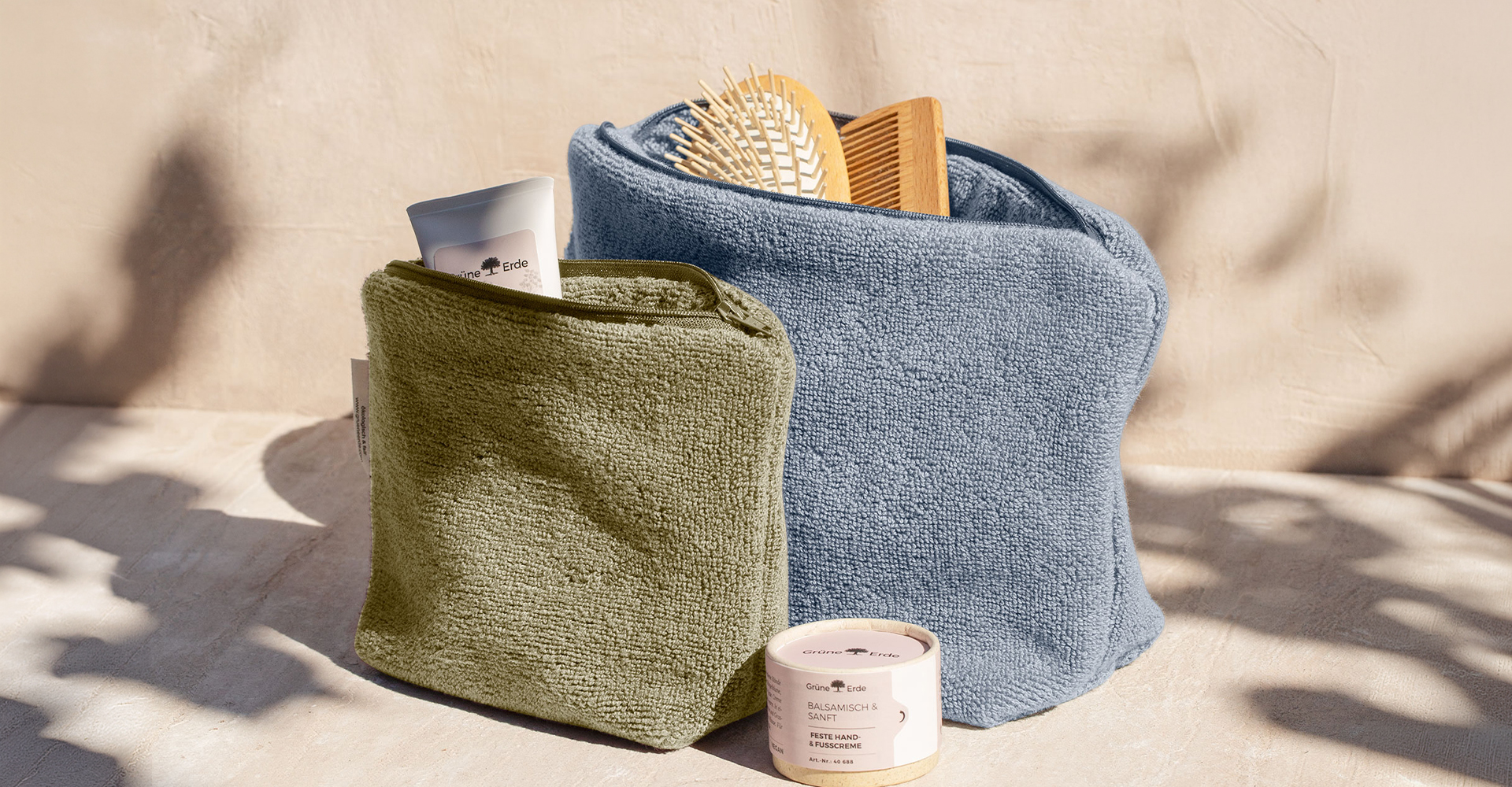 Färbige Kosmetiktaschen gefüllt mit Kosmetikprodukten