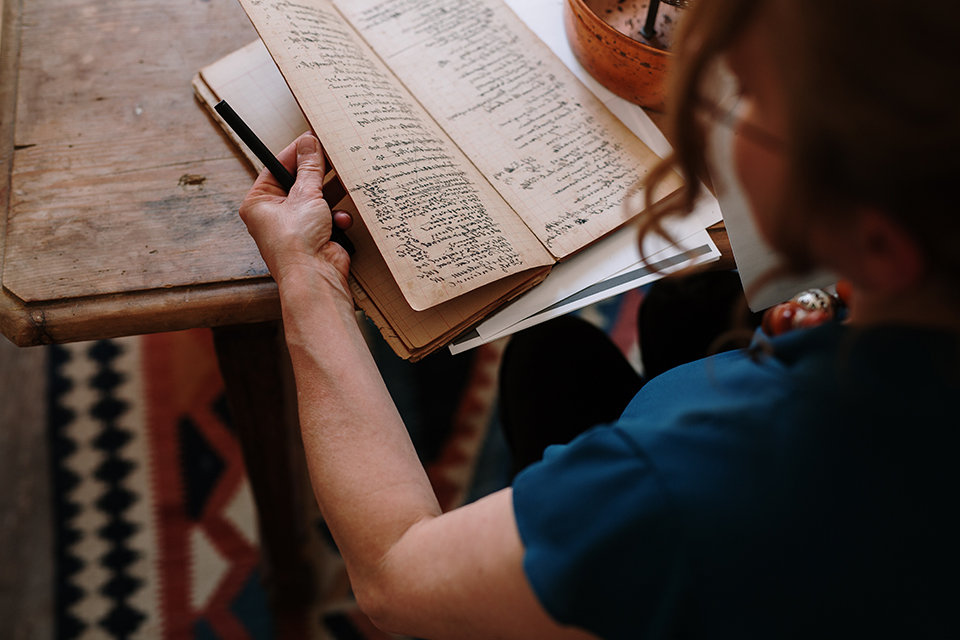 Frau lest aus ihrem Buch