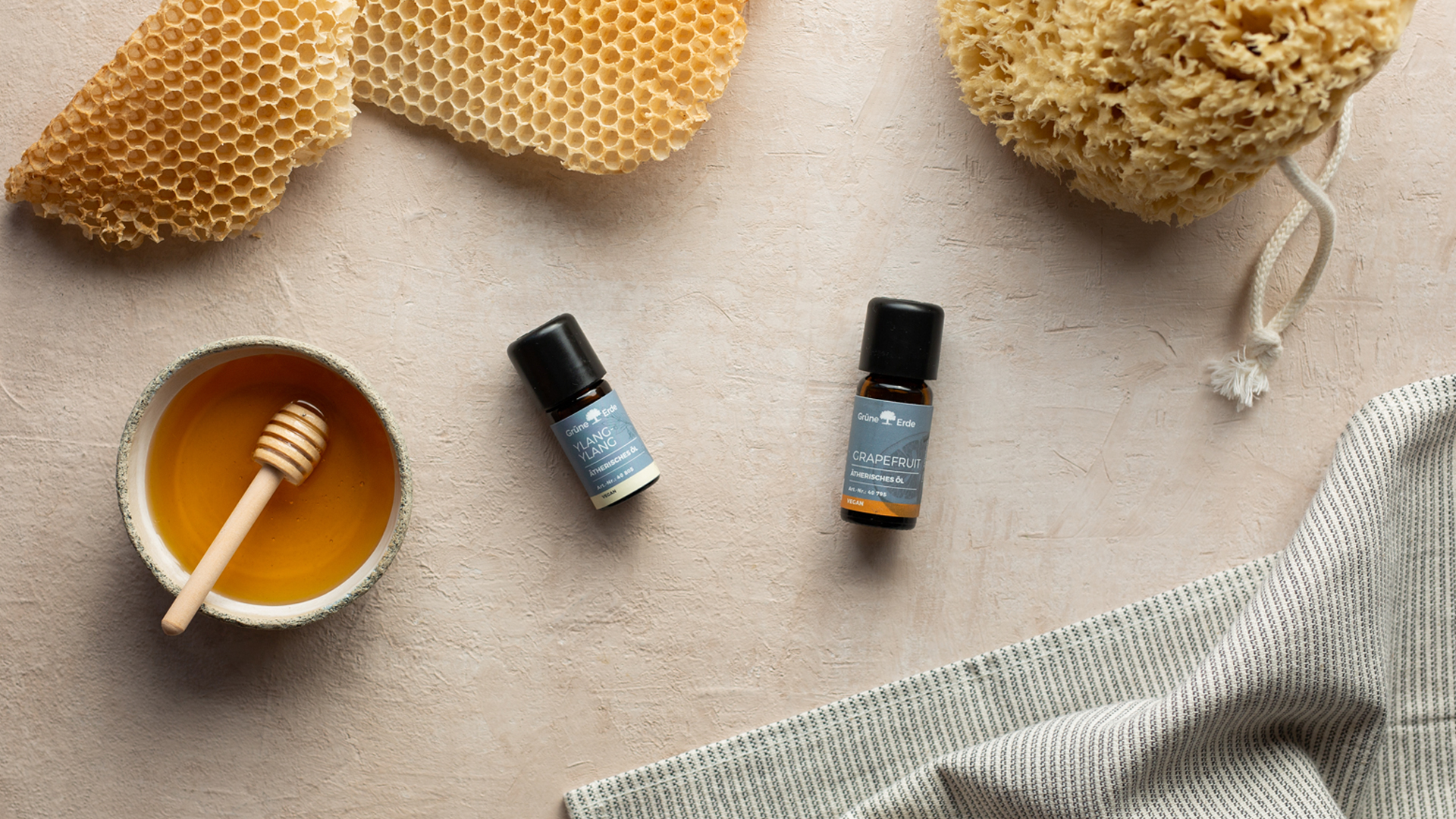 Ätherische Öle neben Honig und Wachs arrangiert