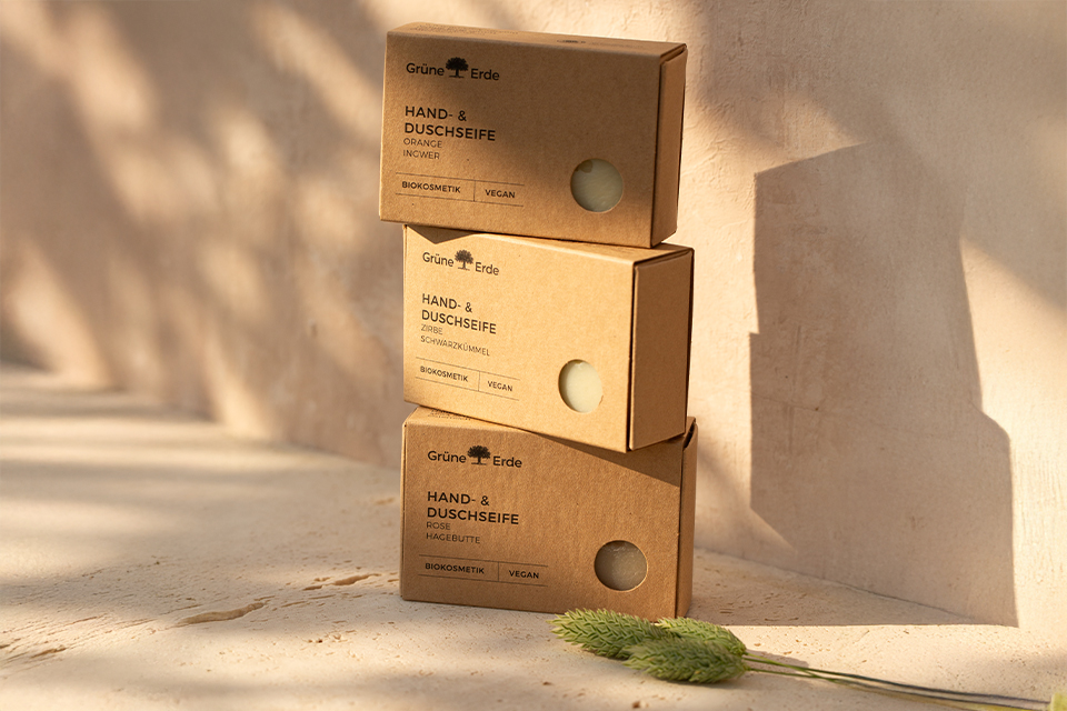 Drei Natürliche Plastikfreie Kosmetikprodukte gestapelt