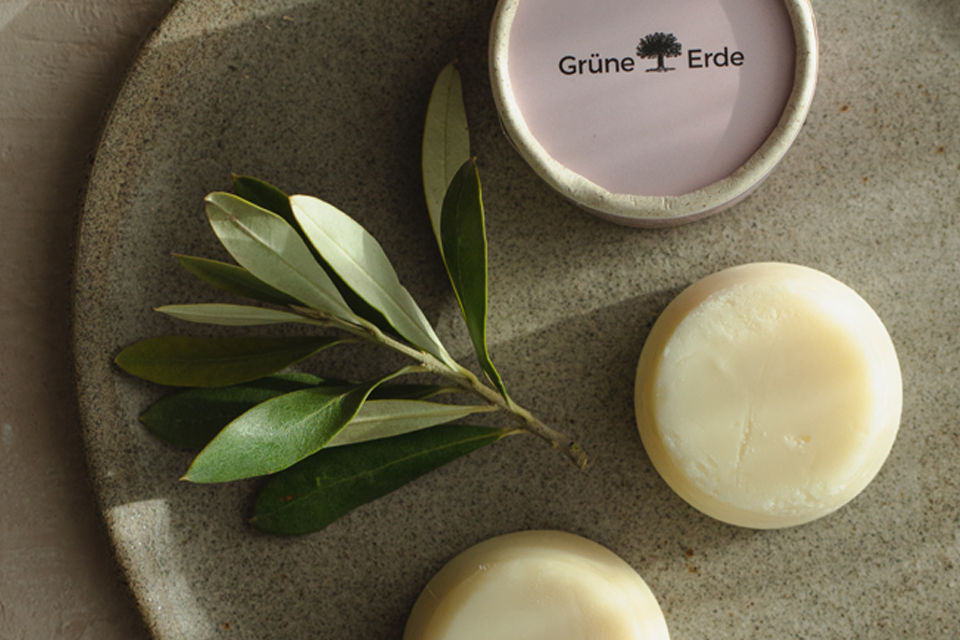 Zwei Hand und Fußpflege Produkte liegen auf einem Teller