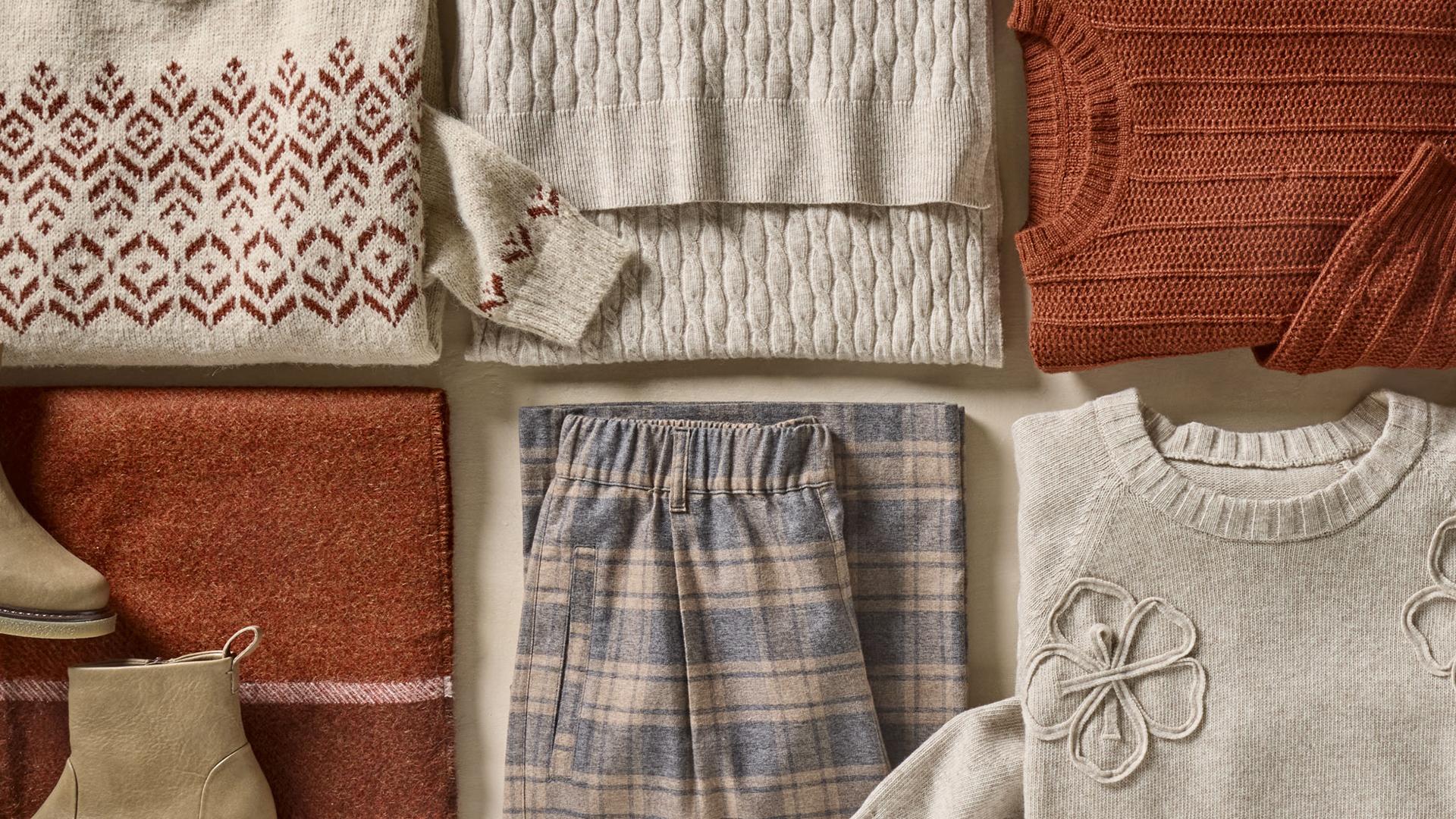 Gefaltete Kleidung aus natürlichen Materialien in verschiedenen Farbtönen