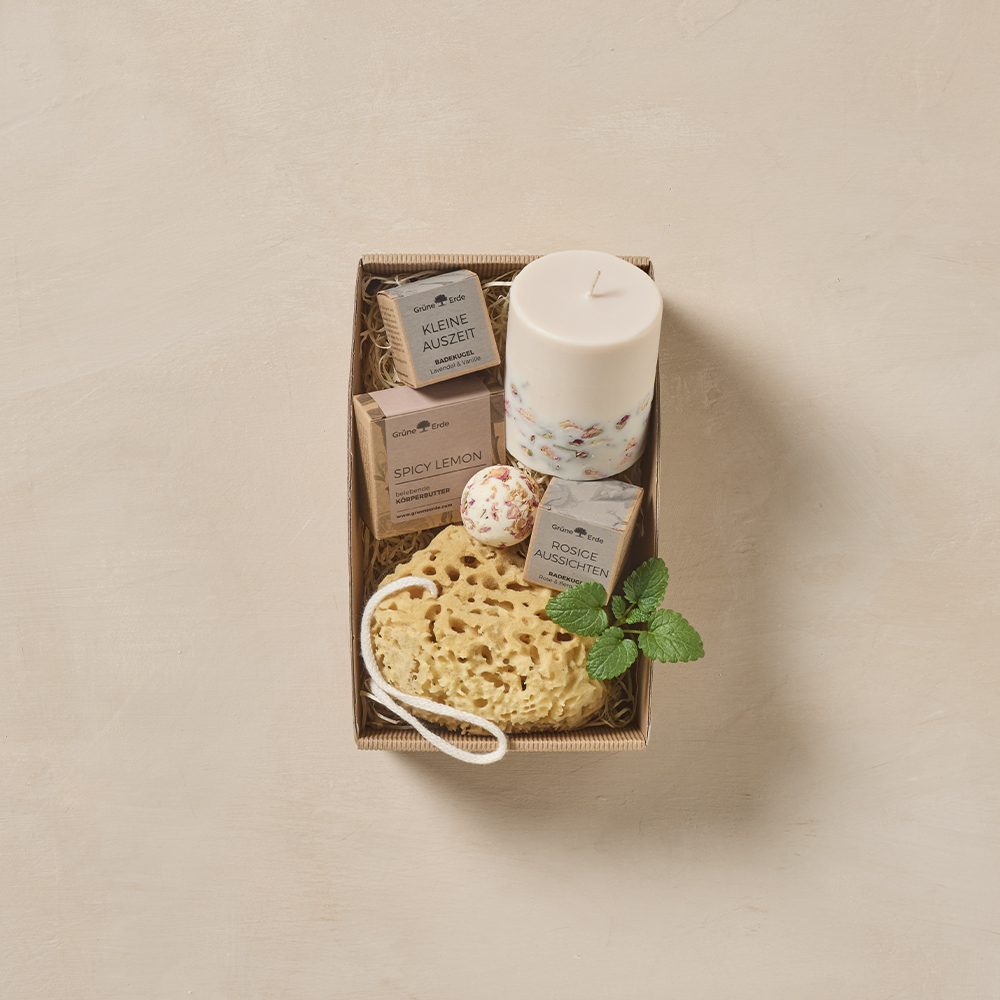 Geschenkbox Entspannungsbad auf beigem Hintergrund
