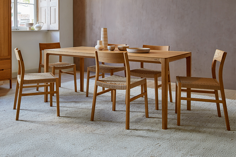 Massivholztisch Tenso mit Stühlen im Esszimmer