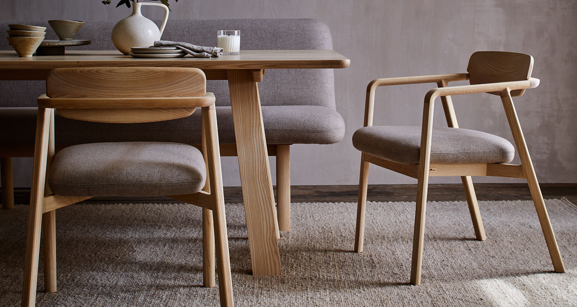 Polsterbank mit Esstisch und Stühle im Esszimmer