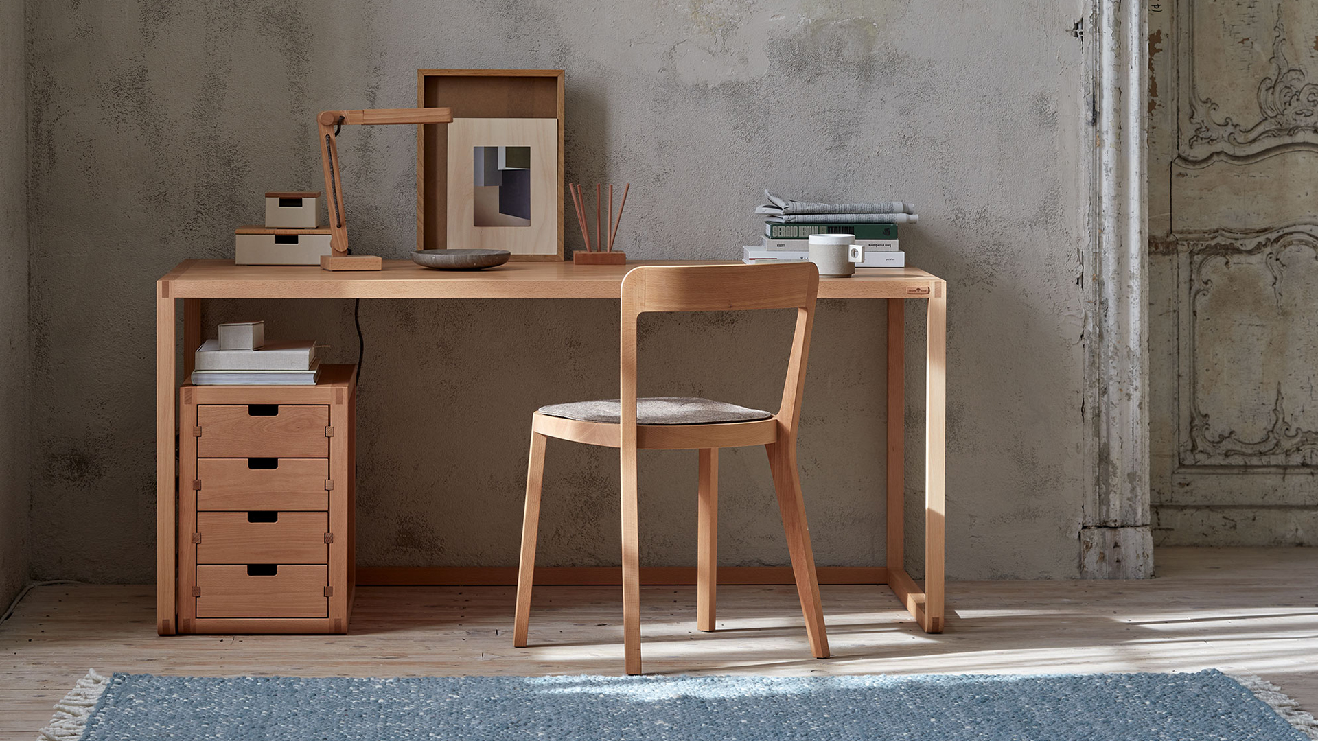 Minimalistischer Arbeitsplatz mit kleinem Tisch und klarer Struktur