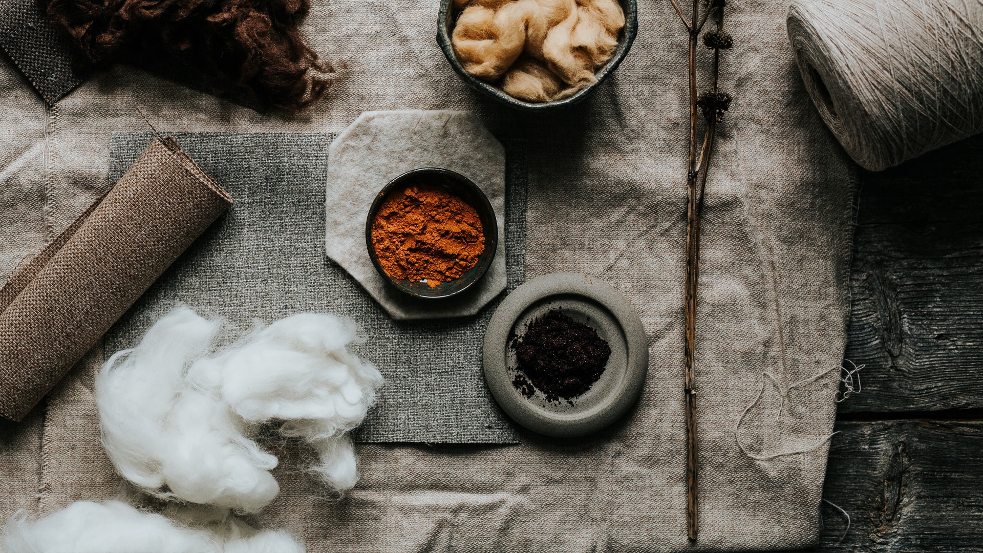 Schalen mit Gewürzen und Naturmaterialien auf Holzoberflächen