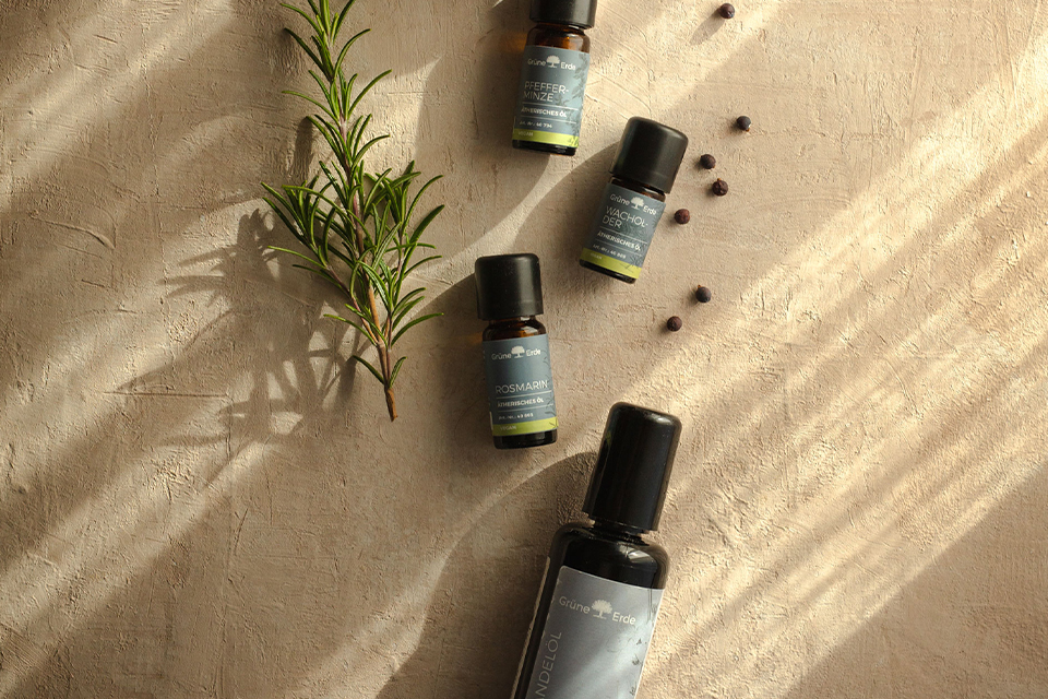 Aromaöle mit dekorativen Zweigen