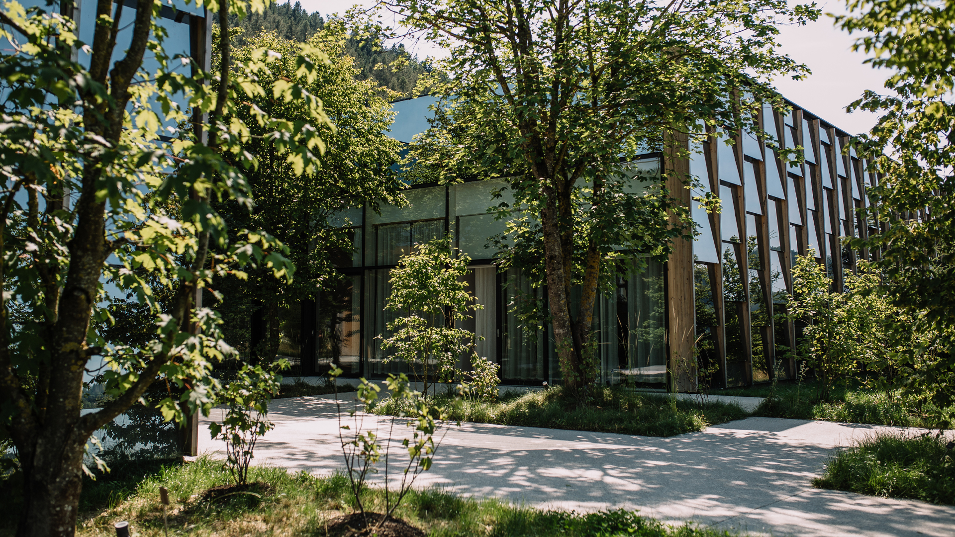 Eingangsbereich der Grünen Erde Welt mit Bäumen