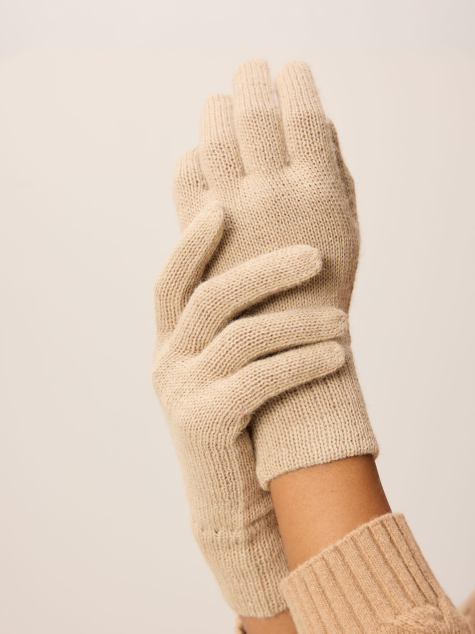 Hände tragen weiße Handschuhe
