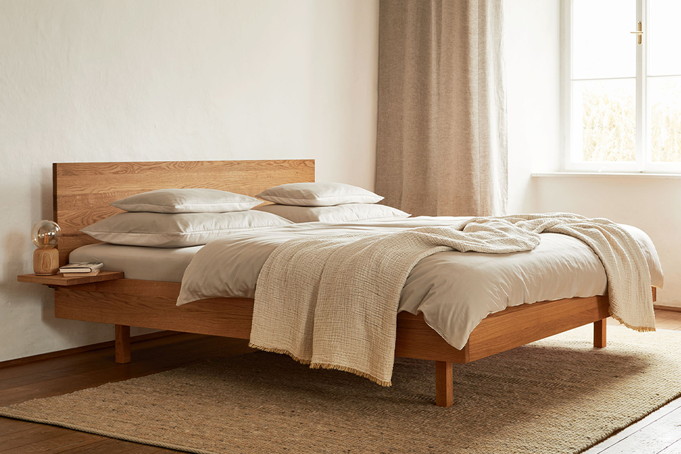 Minimalistisches Schlafzimmer mit Holzbett und ruhiger Farbgestaltung