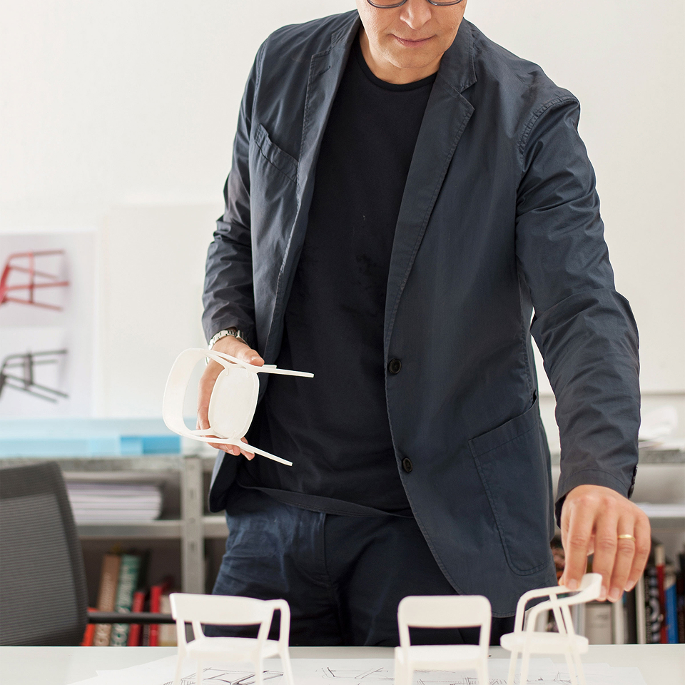 Designer mit Prototyp von einem Stuhl