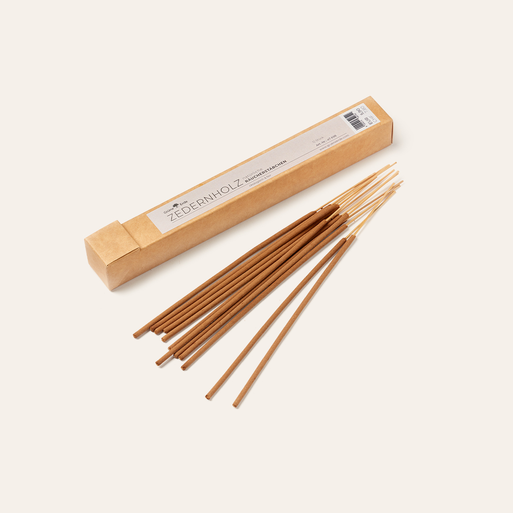 Zedernholz Räucherstäbchen auf weißem Hintergrund