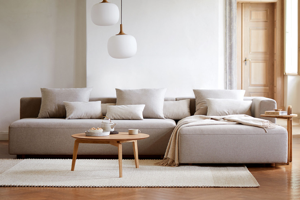 Großes modulares Sofa in hellem minimalistischen Wohnzimmer