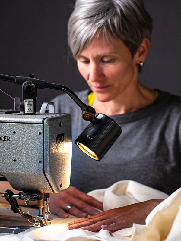 Frau arbeitet an einer Nähmaschine