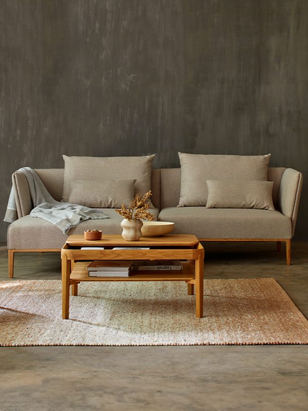 Einzelsofa Lorea mit Couchtisch Alwy im Raum