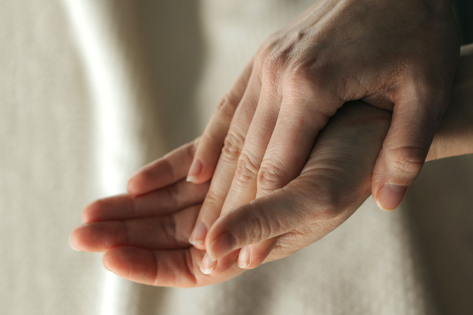 Hände werden sanft gepflegt und zeigen weiche gesunde Haut