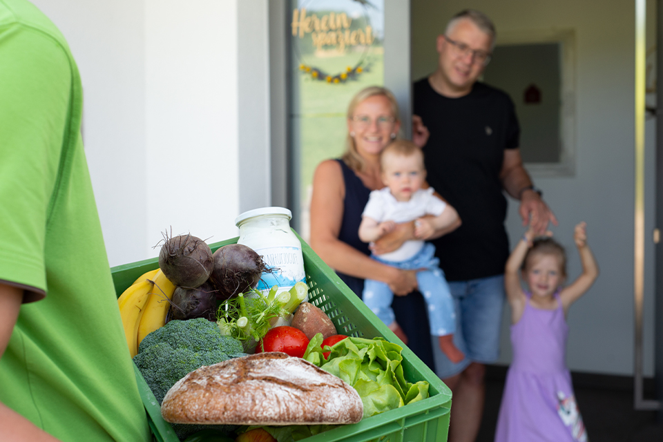 Korb mit Gemüse und Brot