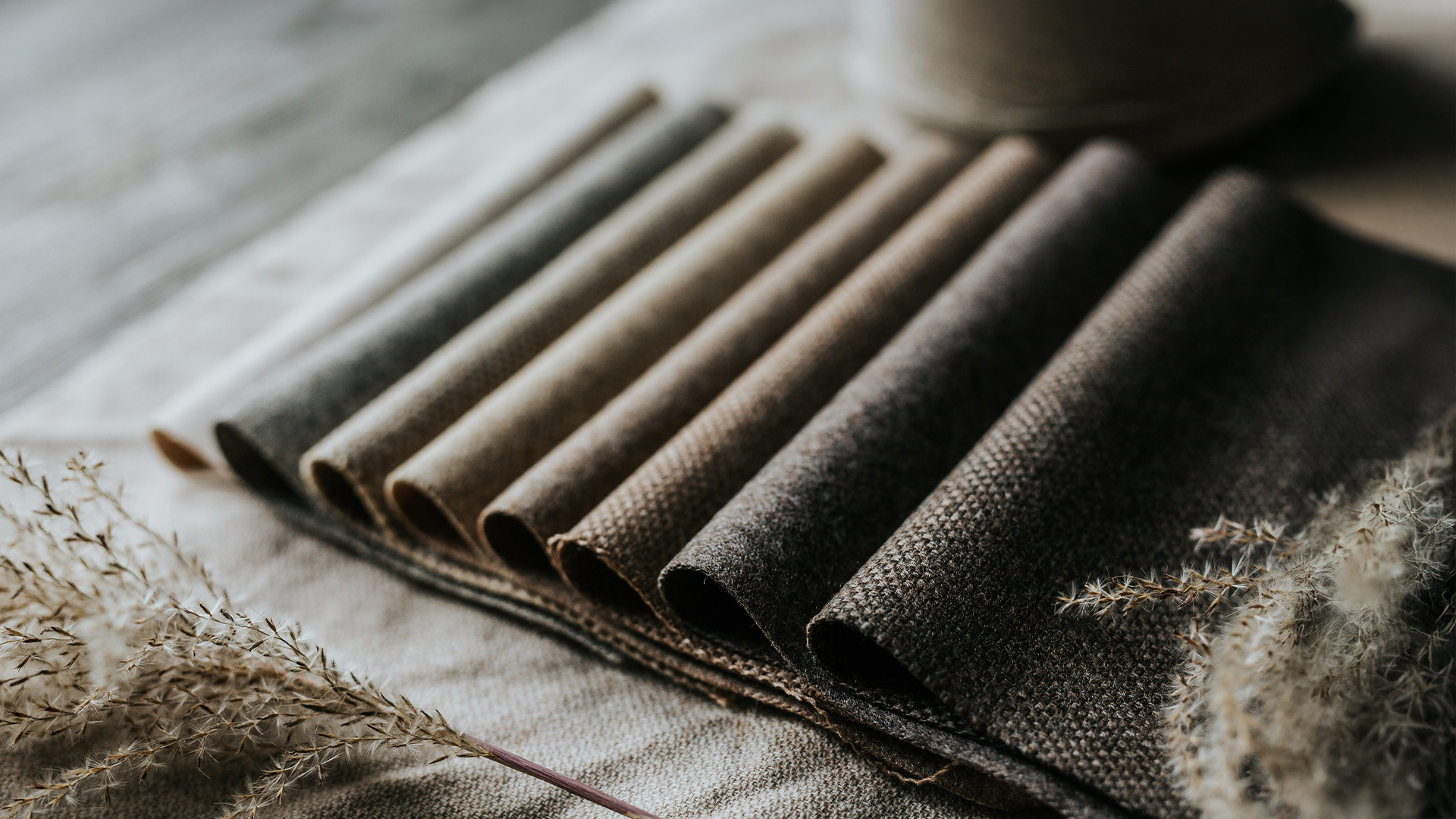 Gefaltete Möbelstoffe in dunklen Farbtönen