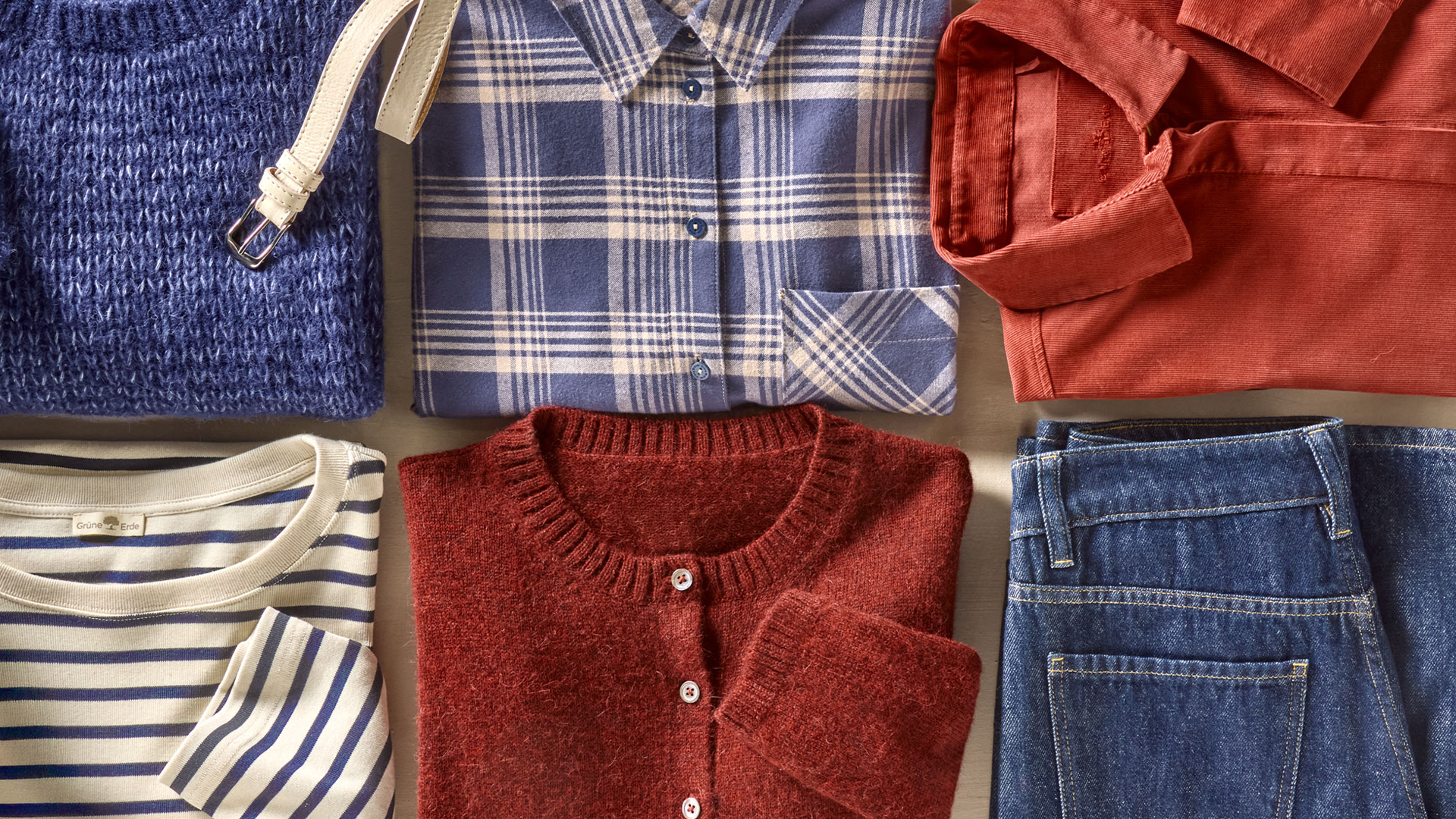 Gefaltete Kleidung auf hellem Hintergrund