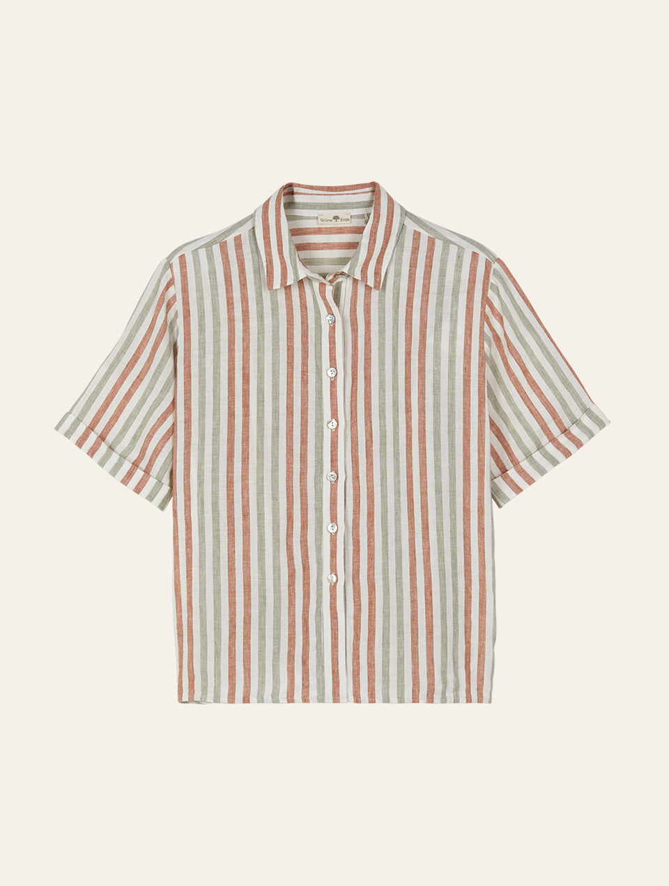 Gestreiftes kurzärmeliges Hemd auf weißem Hintergrund