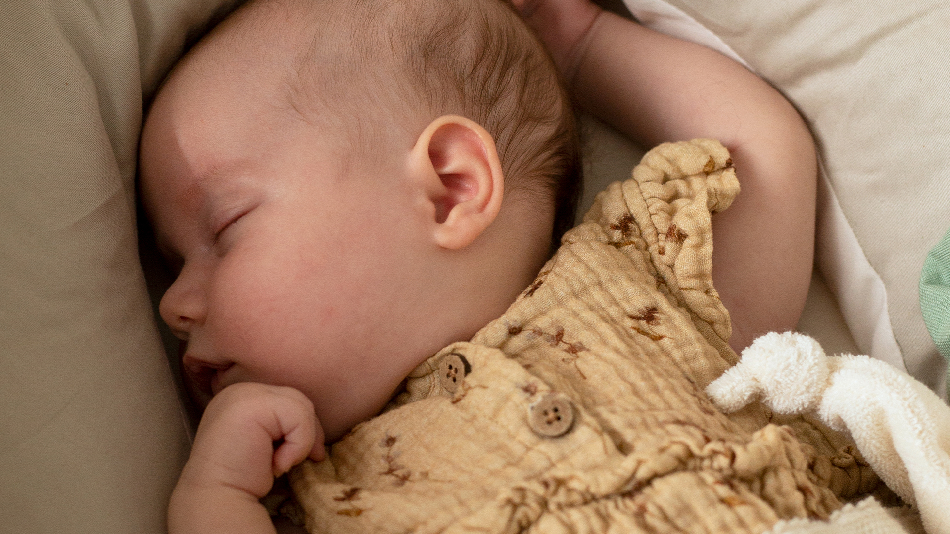 Baby schläft mit dem Kopf in eine Seite gedreht