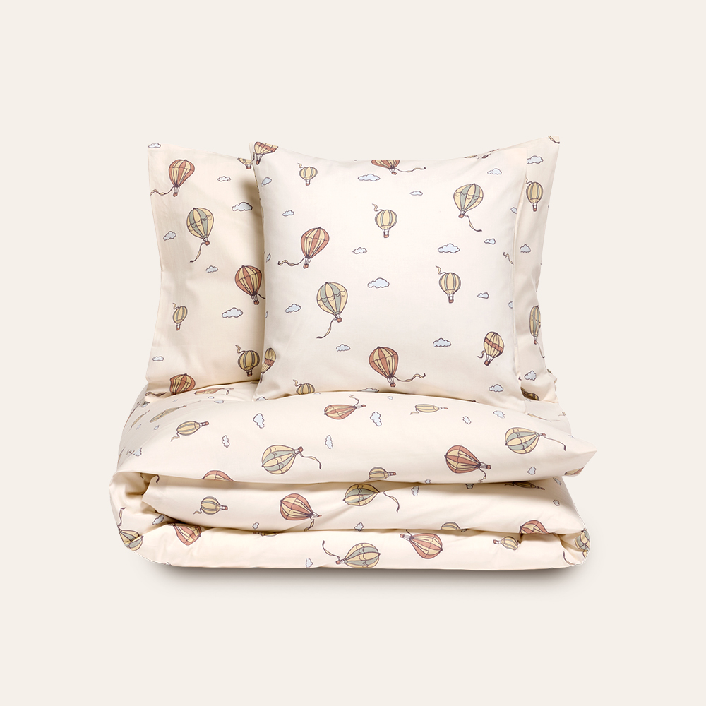 Kindebettwäsche mit Heißluftballondesign vor einem weißen Hintergrund