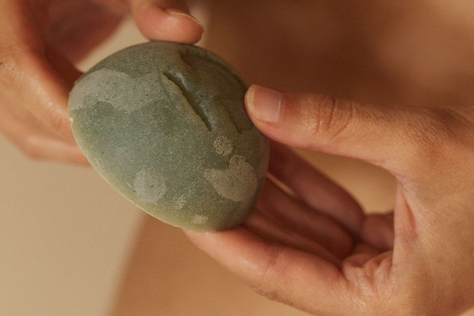 Zwei Hände halten eine feste Seife