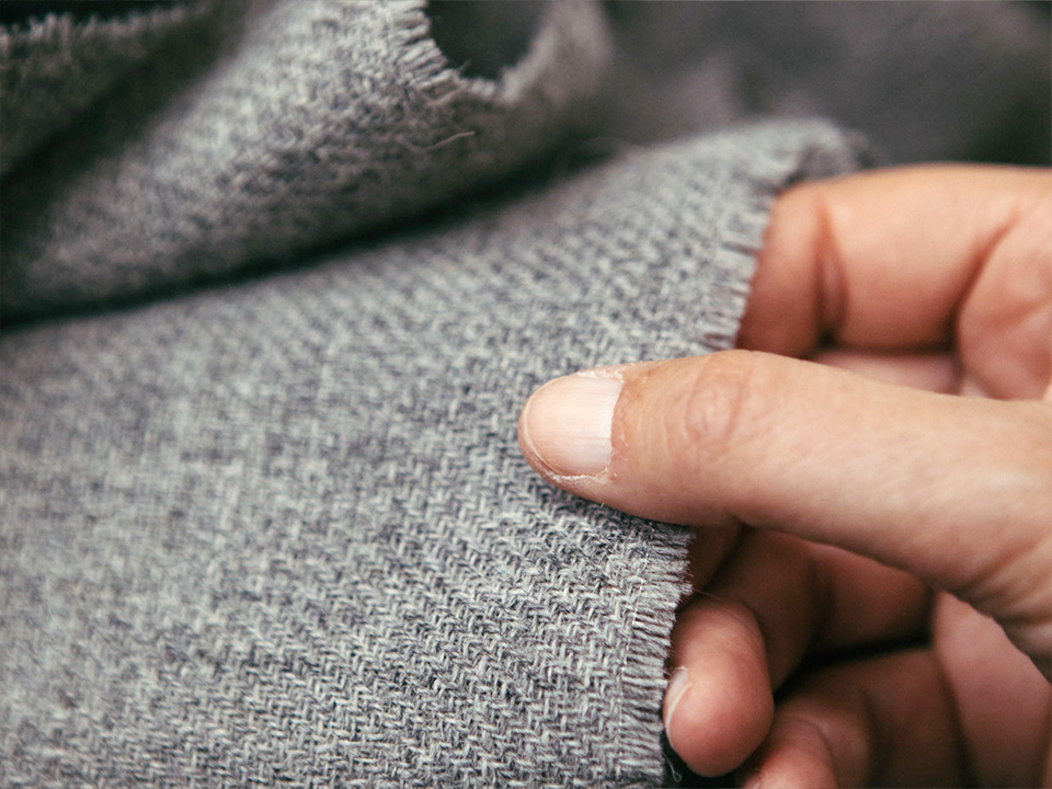 Haende auf Moebelstoff