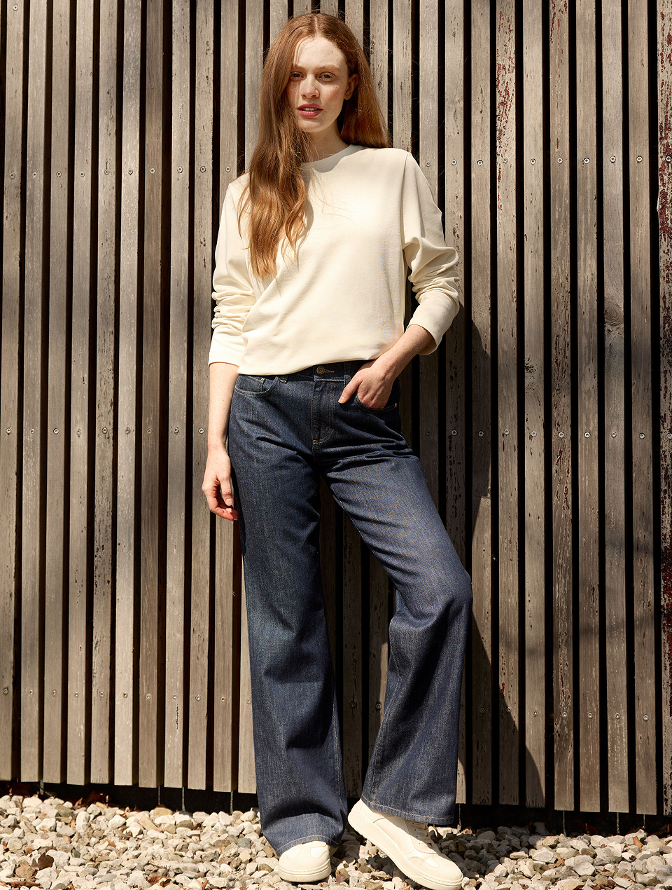 Frau trägt dunkelblaue Jeans
