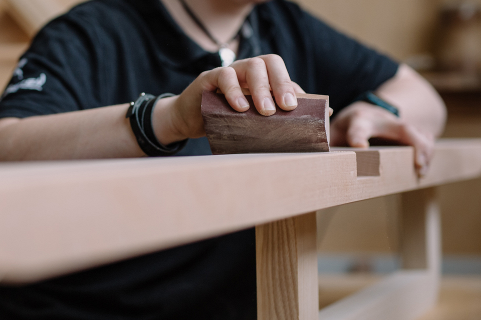 Tischlerin die eine Grüne Erde Möbel herstellt