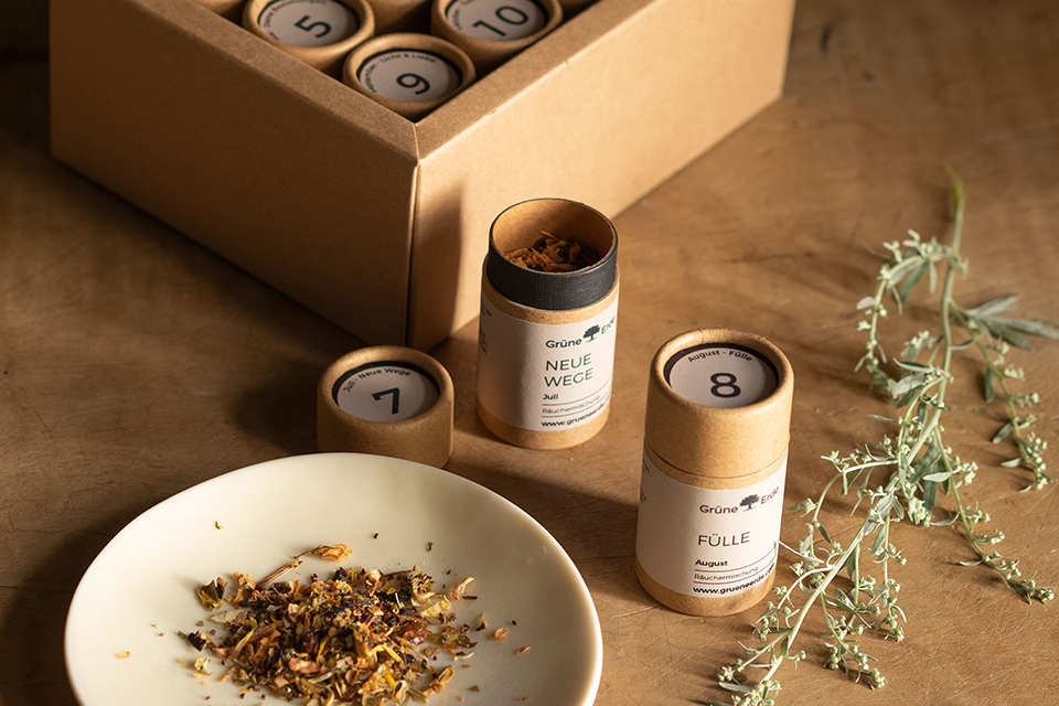 Räucherzubehör mit Gläsern Harz und Kräutern auf warmem Hintergrund