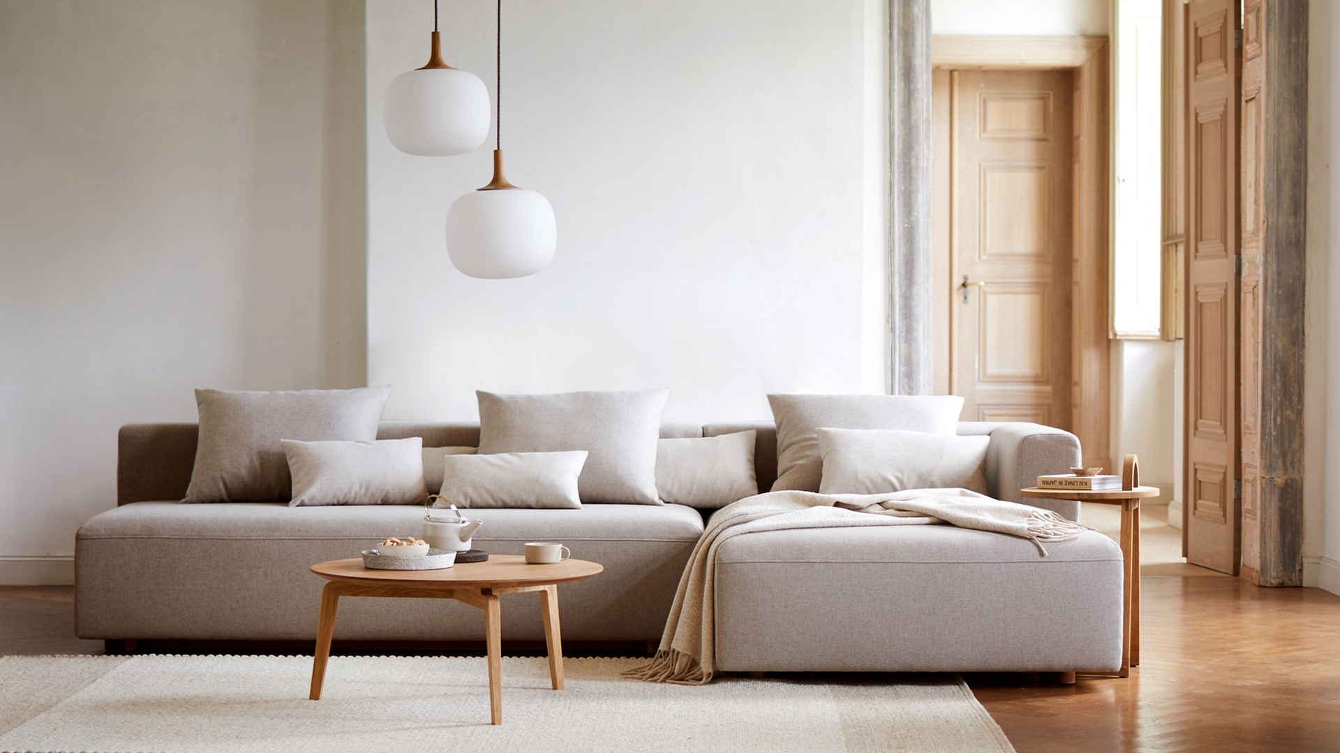 Lounge-Sofa Sereno mit Schlaffunktion mit Hängeleuchten im Wohnzimmer