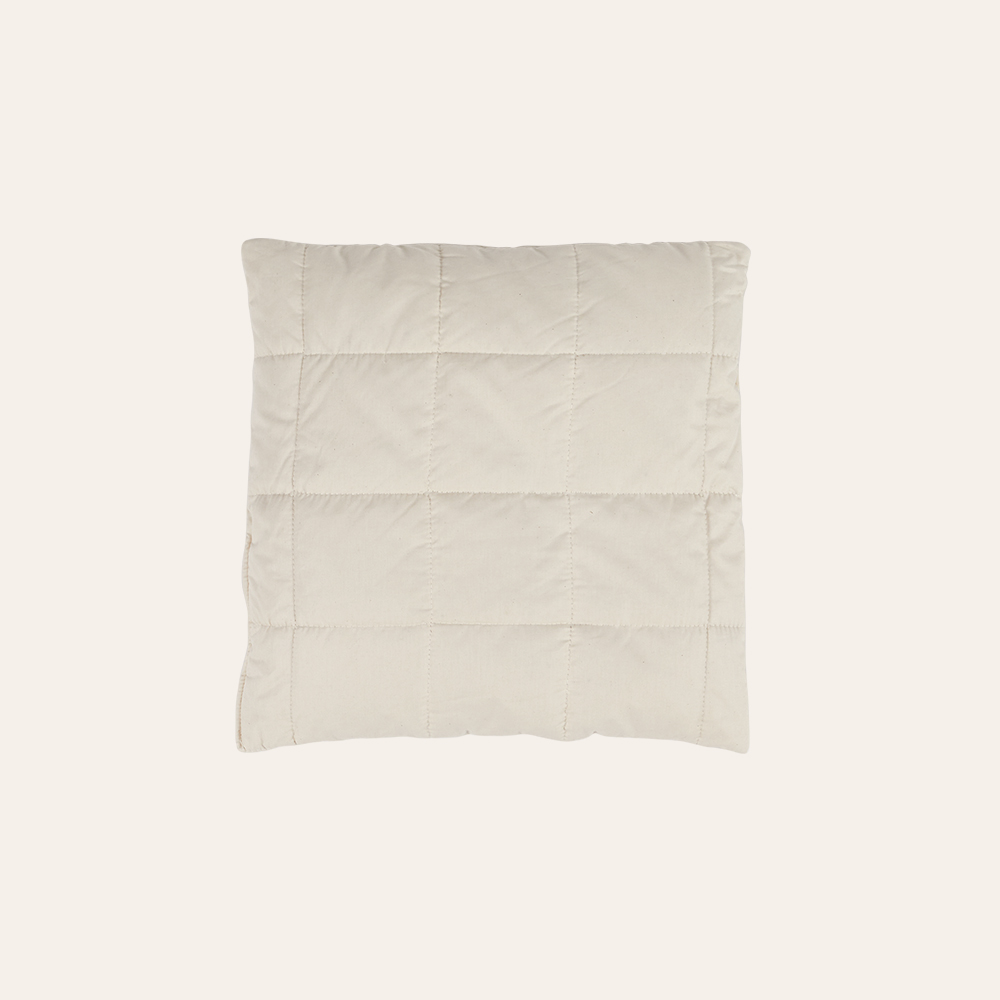 Schlafkissen vor weißem Hintergrund