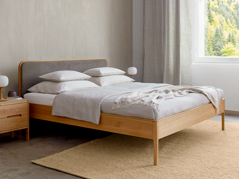 Massivholzbett Tenso Bett mit Polsterbetthaupt im Schlafzimmer