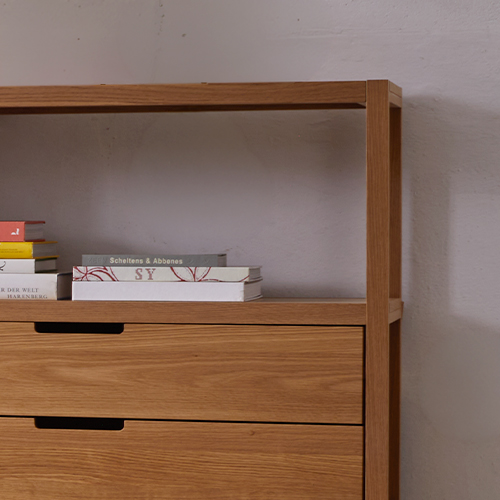 Detailaufnahme von einem Regalfach