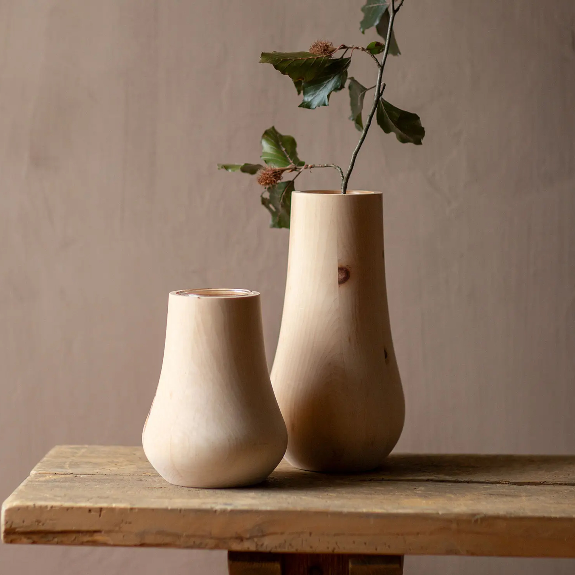 Vase aus Zirbenholz mit Glaseinsatz aus Naturmaterialien