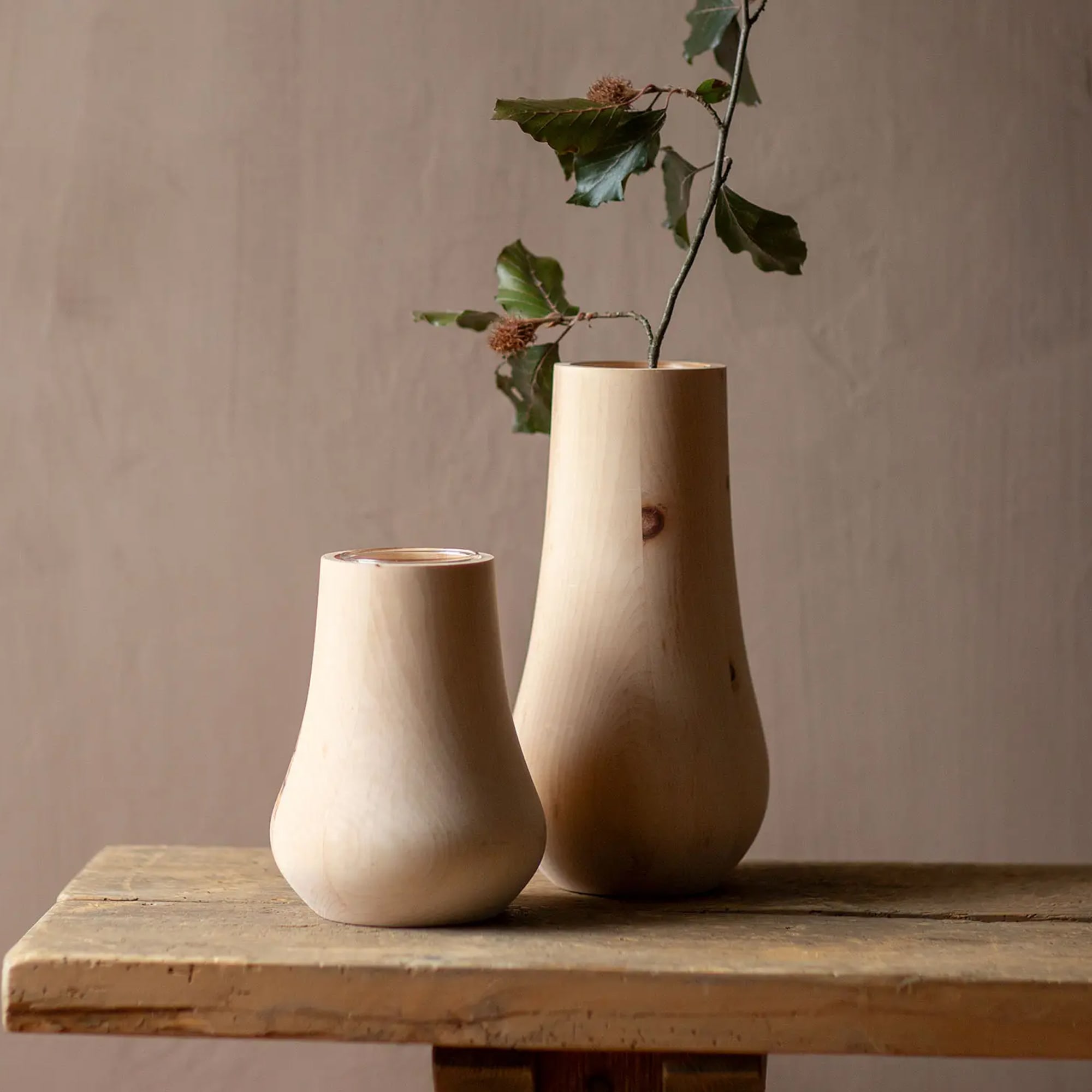Vase aus Zirbenholz mit Glaseinsatz aus Naturmaterialien