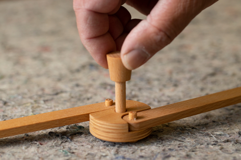 faszinierende Detailaufnahme, bei der eine komplexe Holzverbindung von Hand zusammengesetzt wird.
