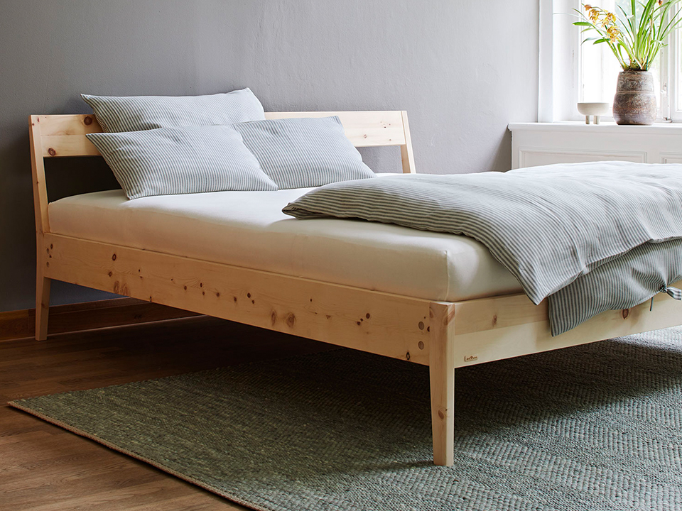 Zirbenholzbett mit Stegbetthaupt