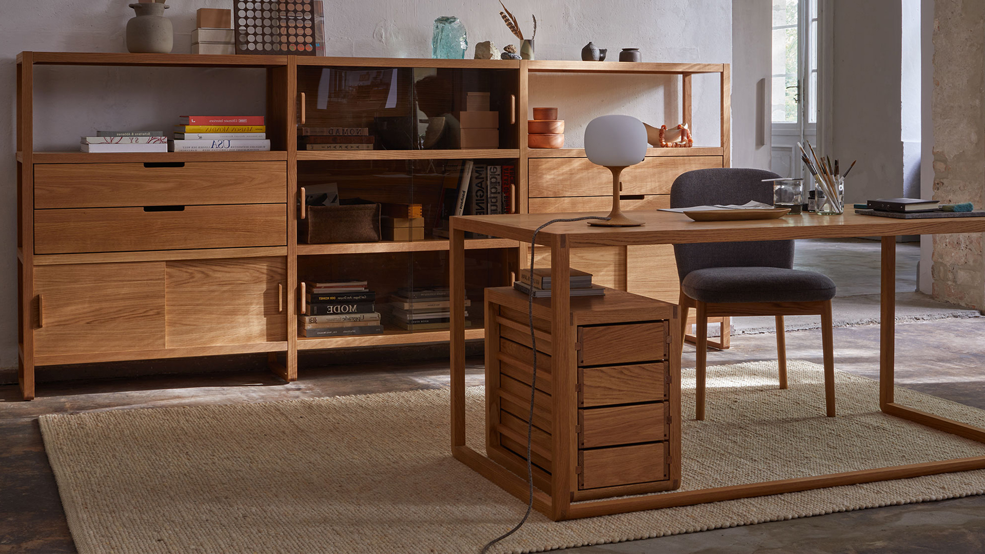 Großzügiges Homeoffice mit viel Stauraum und warmem Holzdesign