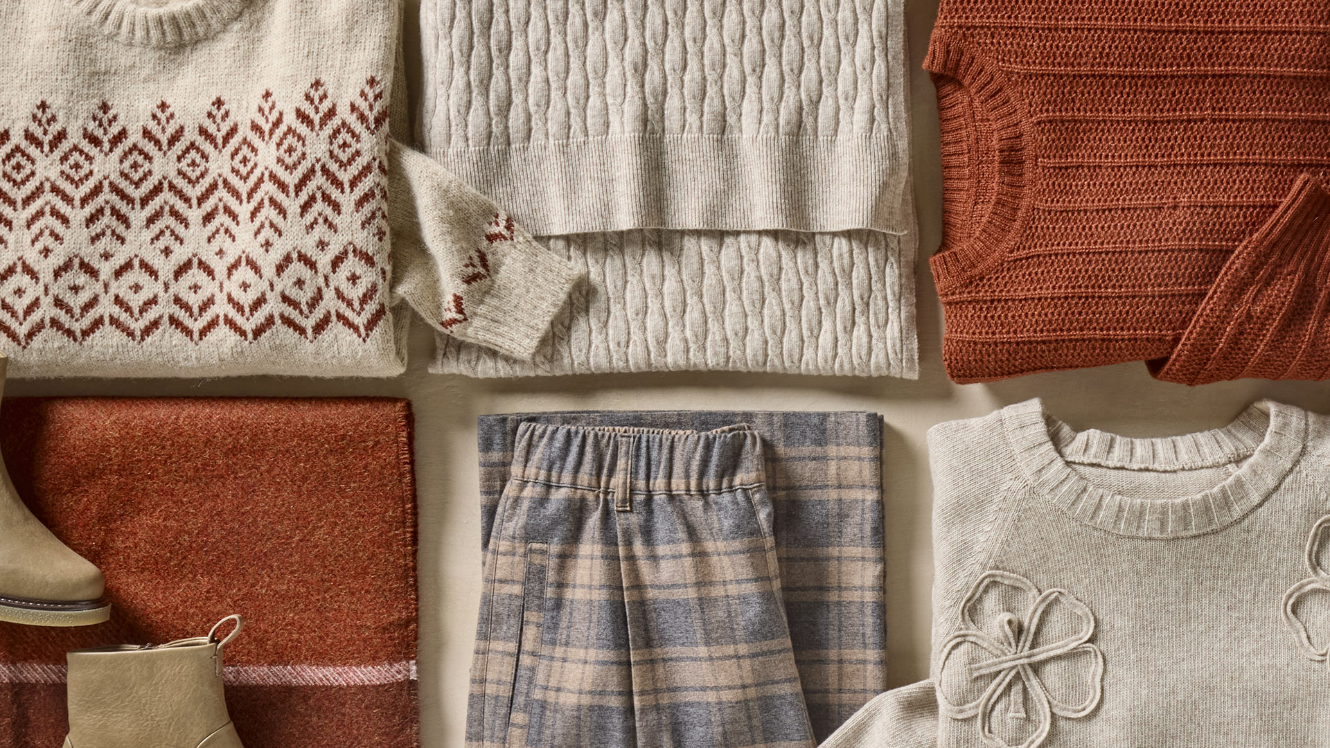 Gefaltete Kleidung aus natürlichen Materialien in verschiedenen Farbtönen