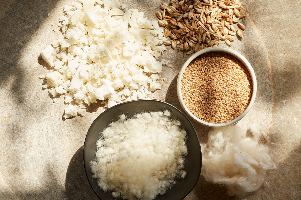 Verschiedene Naturmaterialien in Keramikschüsseln