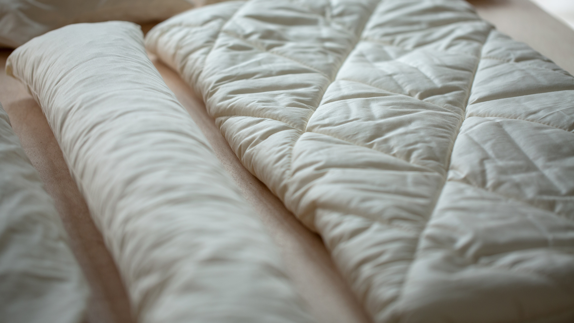 Verschiedene hochwertige Bettwaren sind etwas verschwommen