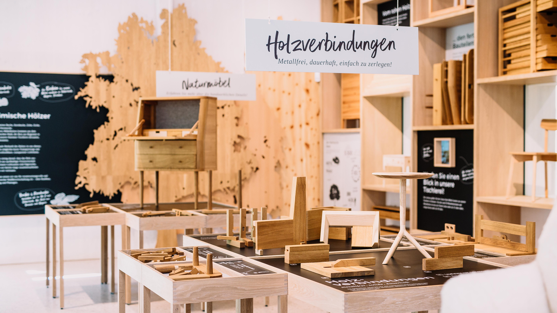 Stilvoller Verkaufsraum mit Holzregalen und dekorativer Wandgestaltung