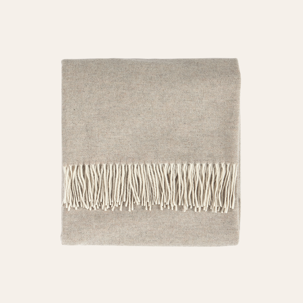 Graue Wohndecke auf weißem Hintergrund