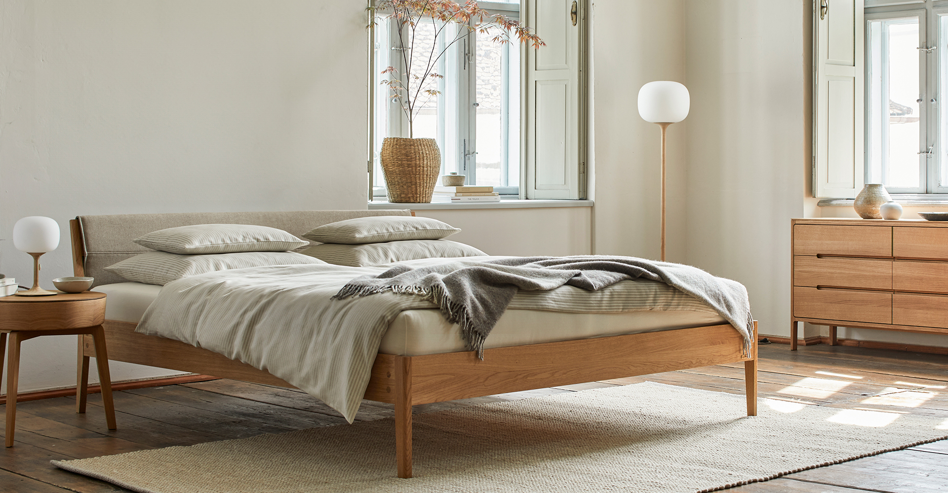 Schlafzimmer Almeno mit Massivholzbett Almeno