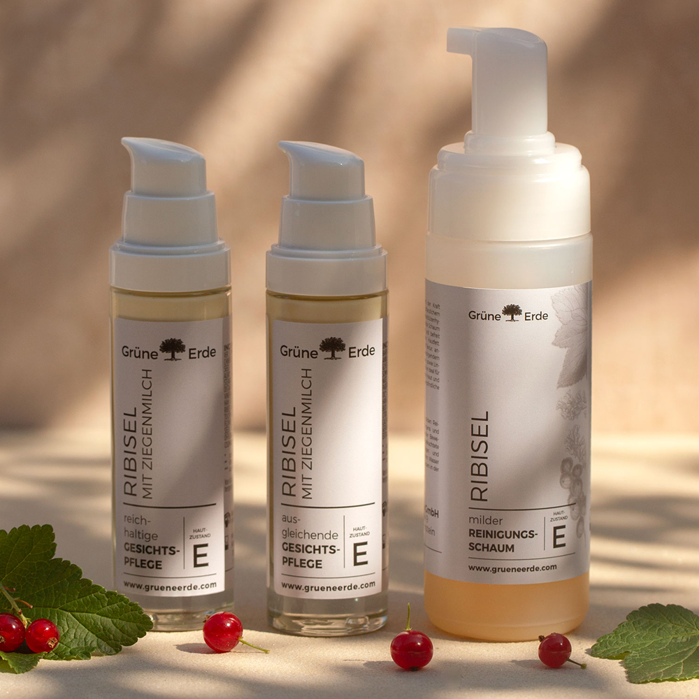 Ribisel Gesichtspflege aufgereiht mit dekorativen Blättern und Früchten