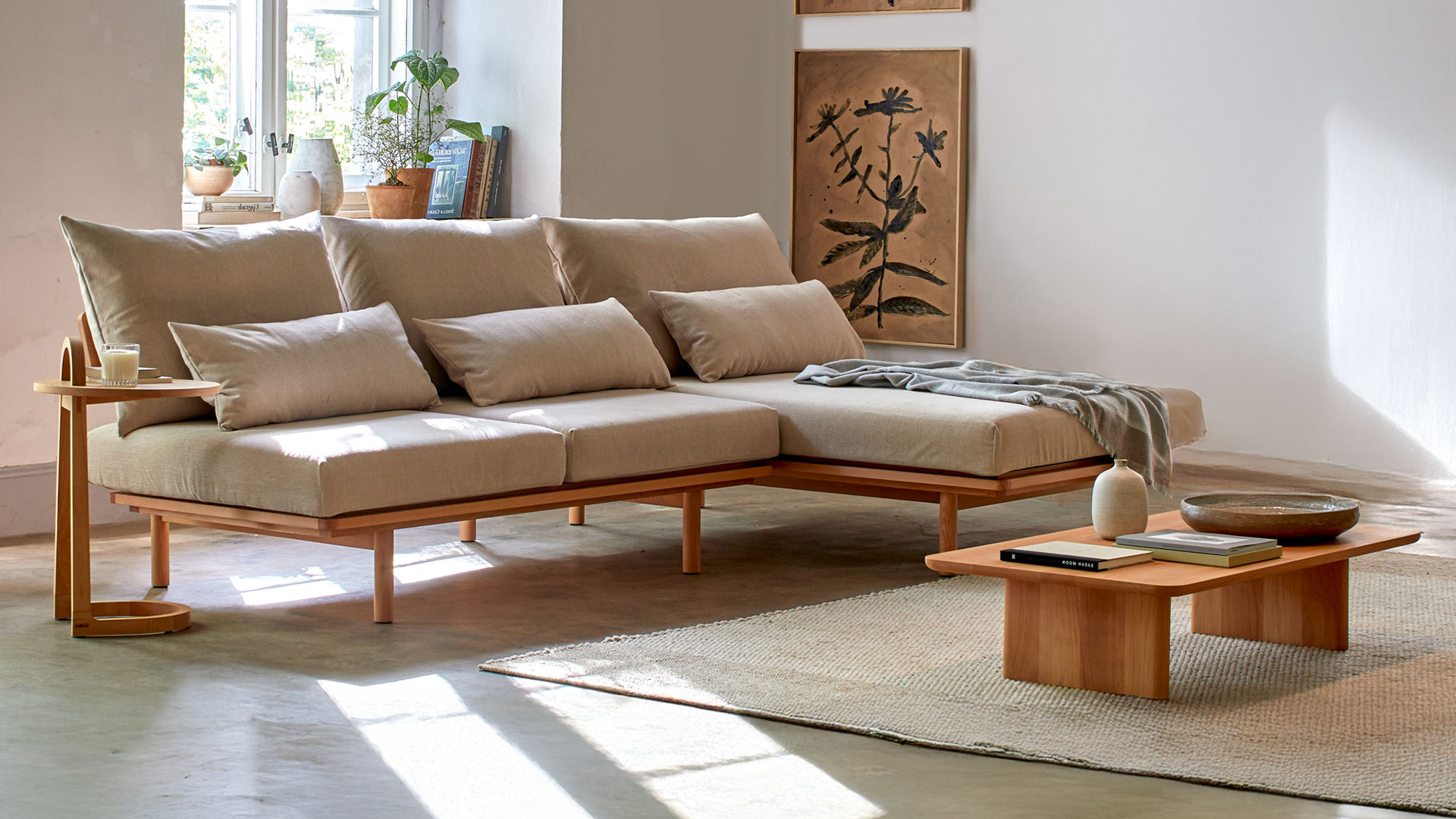 Helles Ecksofa und Couchtisch aus Holz in einem Wohnzimmer